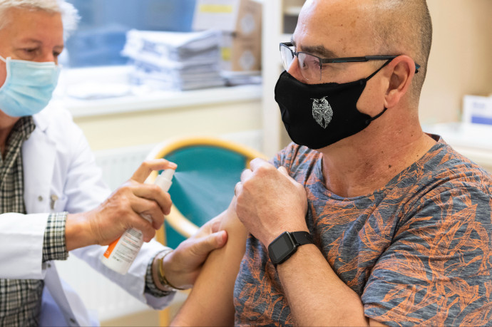 A Tudományos Akadémia elnöksége azt kéri, viseljünk maszkot zárt térben, tömegközlekedésen