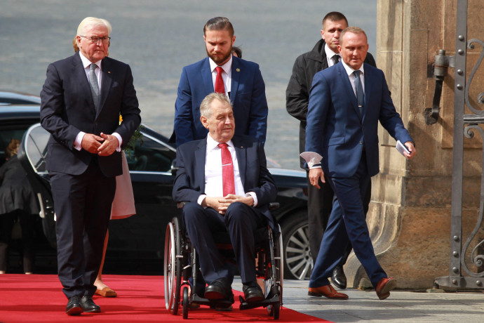 Milos Zeman cseh államfő (középen) Prágában fogadta Frank-Walter Steinmeyer német államfőt 2021. augusztus 26-án – Fotó: Quentin Saison / Hans Lucas / Hans Lucas via AFP
