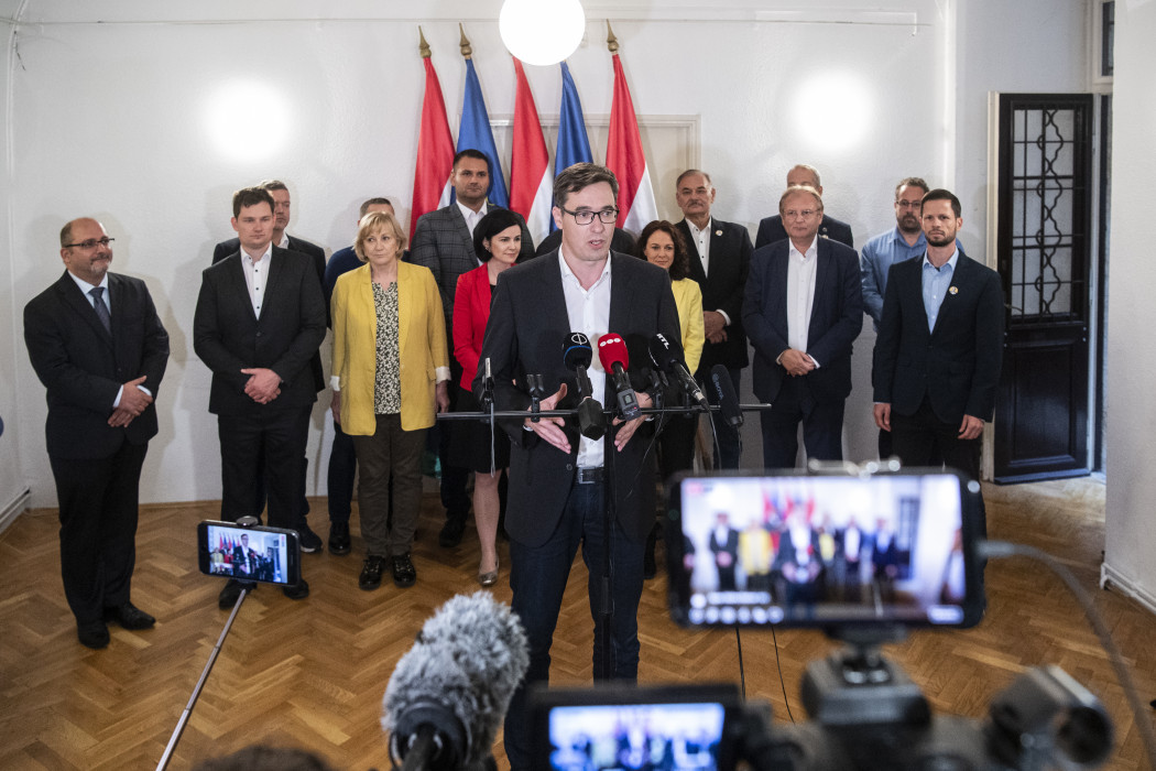 Karácsony Gergely még miniszterelnök-jelöltjeként tartott sajtótájékoztatót október 6-án, mögötte az őt támogató pártok, a Párbeszéd, az MSZP és az LMP képviselői – Fotó: Bődey János / Telex