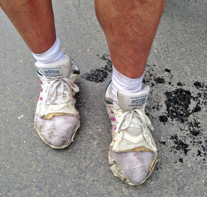 János 28 évvel ezelőtti Spartathlon-győztes Adidas cipője használat közben – Fotó: Nem azé, aki fut blog