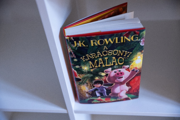 Megjelent a Harry Potter írójának karácsonyi könyve, amit a fia játékmalacai ihlettek