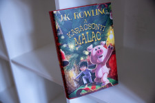 Megjelent a Harry Potter írójának karácsonyi könyve, amit a fia játékmalacai ihlettek