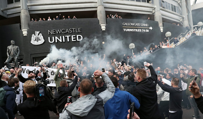 Szurkolók ünneplik az új tulajdonosokat a Newcastle stadionja előtt – Fotó: AFP