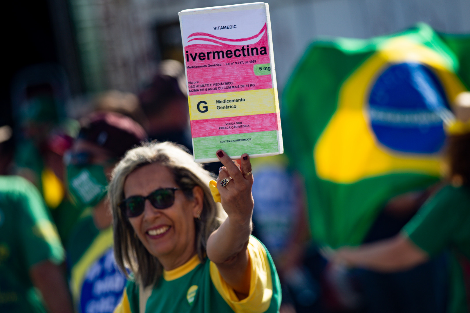 Egy az országban használt ivermectin tartalmú gyógyszer csomagolását ábrázoló tábla egy Bolsonarót támogató demonstráció résztvevőjének kezében 2021 májusában – Fotó: Andressa Anholete / Getty Images