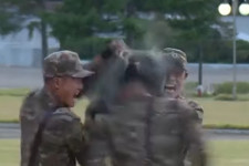 Napi indokolatlan Észak-Korea: az arccal téglákat daráló katonák