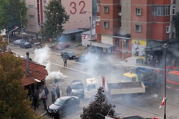 A koszovói rendőrök csempészárut kerestek, a helyi szerbek rájuk támadtak, könnygázzal kellett oszlatni a tömeget