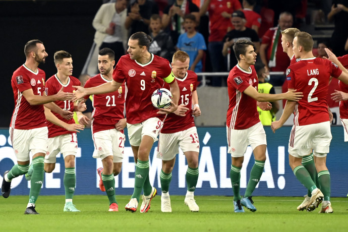 Szalai Ádám, miután büntetőből gólt szerzett a labdarúgó világbajnoki selejtezők 6. fordulójában játszott Magyarország–Andorra-mérkőzésen a Puskás Arénában 2021. szeptember 8-án – Fotó: Kovács Tamás / MTI