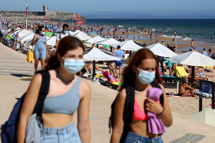 Strandolók Lisszabonban 2021 nyár elején – Fotó: Pedro Fiuza / NurPhoto / AFP