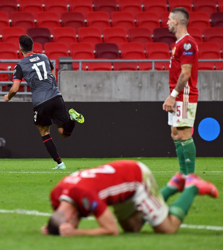 Armando Broja (b), miután gólt szerzett a Magyarország ellen játszott világbajnoki selejtező mérkőzésen a Puskás Arénában 2021. október 9-én – Fotó: Illyés Tibor / MTI