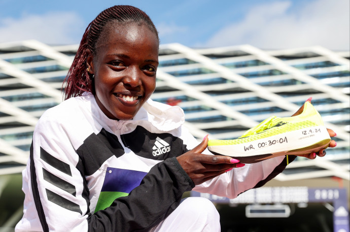 Otthonában késelték halálra a kenyai világcsúcstartó futót, Agnes Tiropot