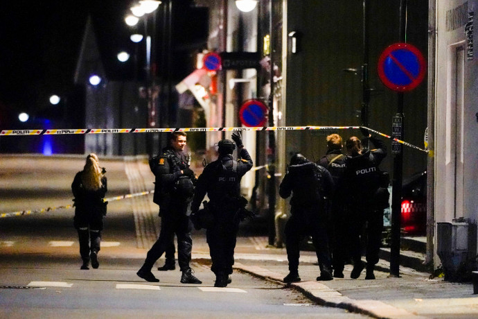 Öten meghaltak, ketten megsérültek, miután egy férfi íjjal kezdett el lövöldözni Norvégiában