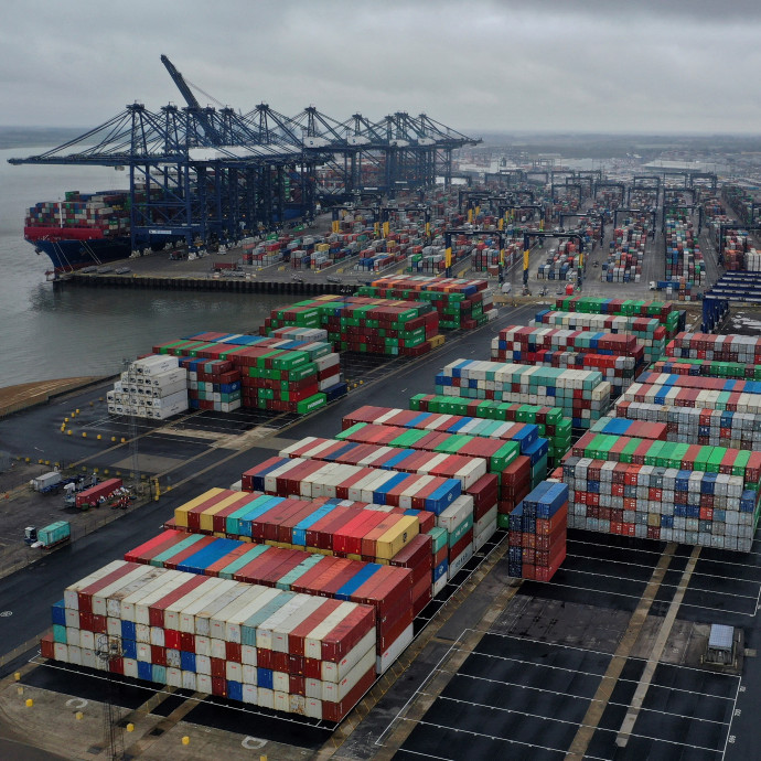 Non-stop munkarenddel próbálják enyhíteni a kereskedelmi káoszt Amerikában