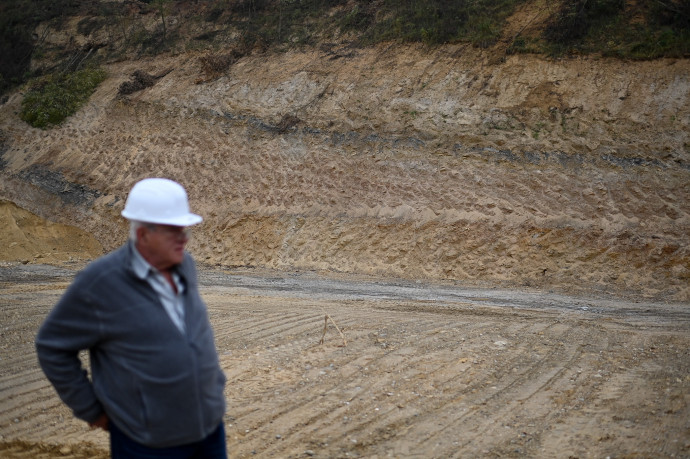 „Úgy tíz éve megcsúszott a talaj, aztán magára hagyták.” A tíz éve magára hagyott bányát nyitották most újra – Fotó: Bődey János / Telex
