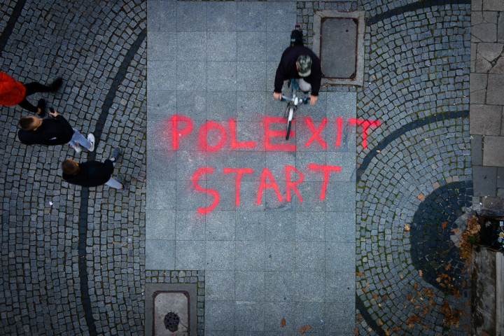 A polexit kezdetéről szóló graffiti látható Varsó belvárosában 2021. október 9-én – Fotó: STR / NurPhoto / AFP