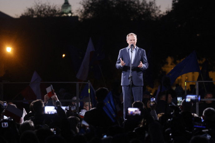 Donald Tusk, a Polgári Platform vezetője szólal fel a 2021. október 10-re szervezett EU-párti, varsói tüntetésen – Fotó: Wojtek Radwanski / AFP