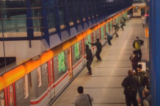 Másfél perc alatt szétfújt egy prágai metrót egy graffitis banda, az utasok összeverekedtek velük