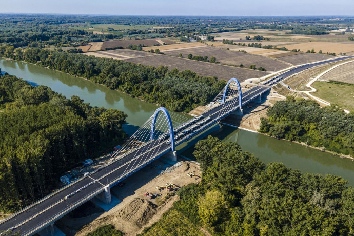 A lakiteleki Tisza-híd terheléses próbája – Fotó: Nemzeti Infrastruktúra Fejlesztő Zrt.