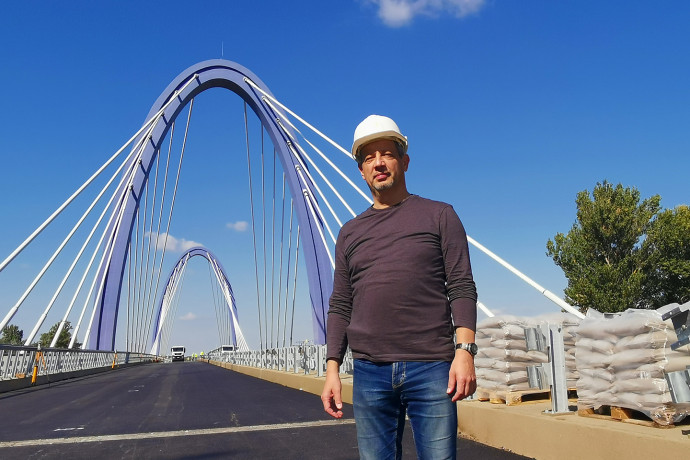 Teiter Zoltán és műve, a háromszáz méter hosszú ferdekábeles híd – Fotó: Telex.hu