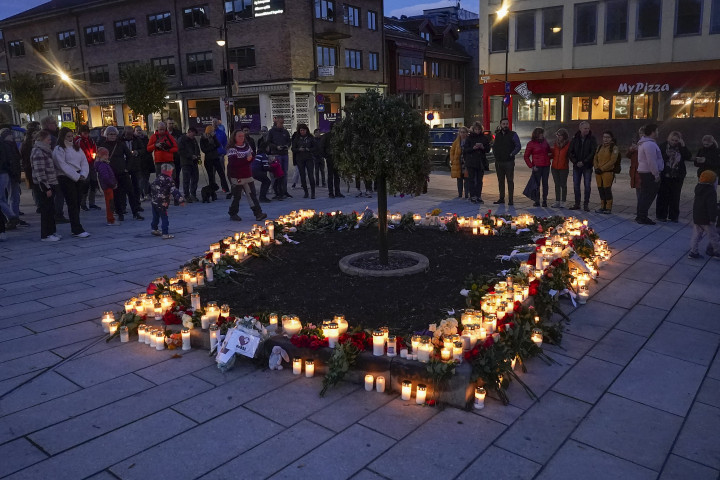 Az áldozatokra emlékeztek Kongsbergben 2021. október 14-én – Fotó: Terje Bendiksby / NTB / AFP