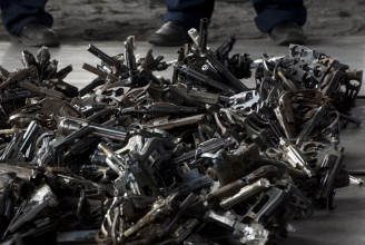 Lefoglalt fegyverekből készült játszótér a gyerekeknek Peruban