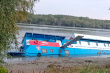 Büszkén avatta fel a román miniszter az állóhajót, miközben már folyt bele a víz