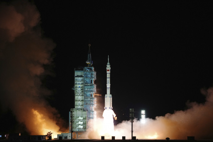 Felbocsátják a Hosszú Menetelés–2F hordozórakétával összekapcsolt Sencsou–13 űrhajót a Gobi sivatagban fekvő csiucsüani (Jiuquan) űrközpontból 2021. október 15-én – fotó: MTI/AP/Hszinhua/Li Kang