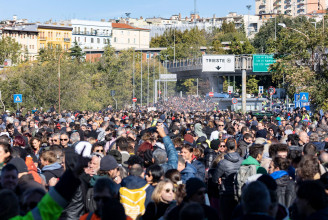 Tüntetések közepette, de Olaszország bevezette, hogy dolgozni csak védettségi igazolvánnyal lehet menni