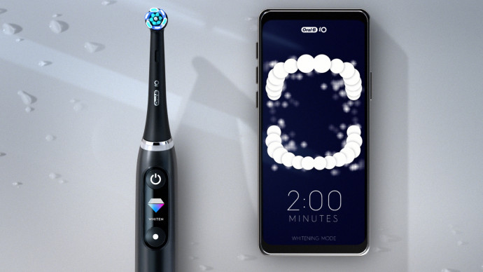 Fogmosás telefonnal, a képernyő kijelzőjén a fogsor annál fehérebb. minél közelebb vagyunk az ideális mosáshoz. Fotó: Procter & Gamble