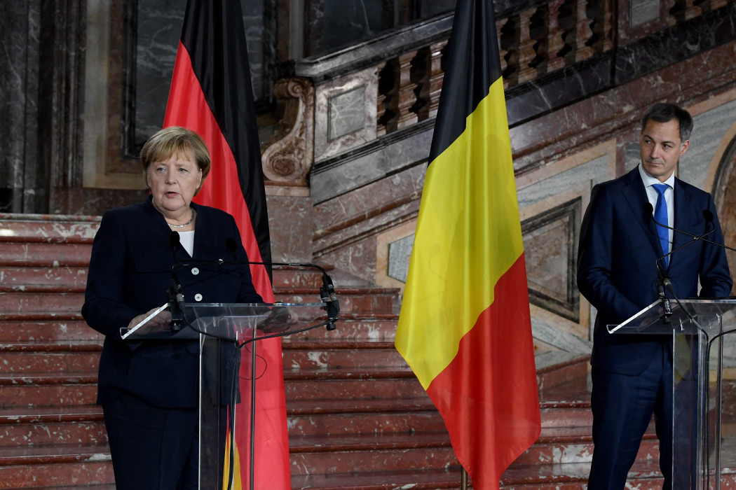 Angela Merkel és Alexander De Croo belga miniszterelnök közös sajtótájékoztatójukon Brüsszelben – Fotó: John Thys / AFP