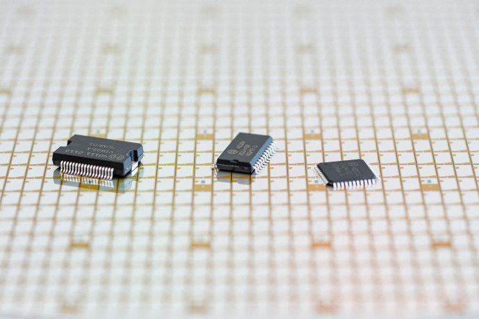 A new type of 300 millimeter wafer with semiconductor chips and finished microchips of the semiconductor German manufacturer Bosch are seen in Dresden, eastern Germany on May 31, 2021. – The factory will officially open next week on June 7, 2021. The German multinational engineering and technology company Bosch is investing around one billion euros in the high-tech manufacturing facility for semiconductors in Dresden , which will be one of the most advanced wafer. (Photo by JENS SCHLUETER / AFP)