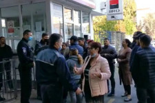 Meghalt Covidban egy terhes román nő, miután nem fogadta el az oxigénmaszkot, a dühös rokonai a kórházhoz vonultak