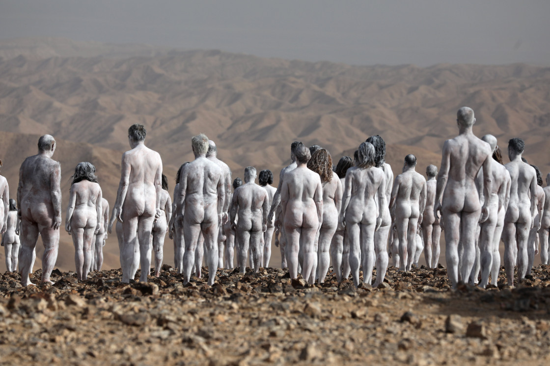 Meztelen embereket állított a sivatagba a tenger védelméért egy fotós