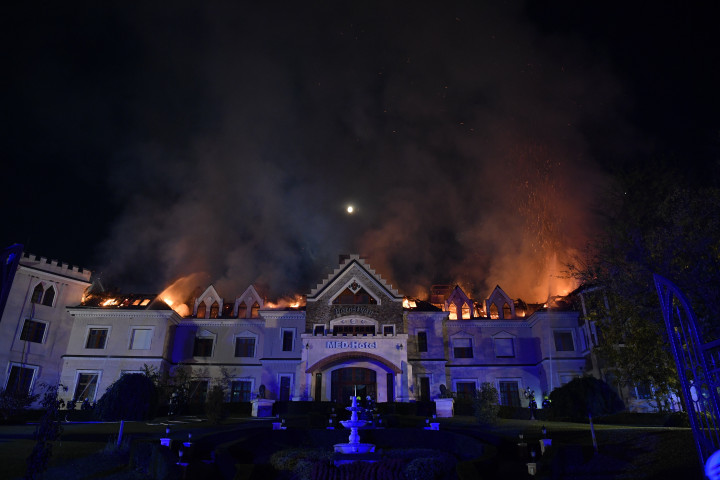 A tamásipusztai Borostyán Med Hotel kigyulladt tetőszerkezete lángol 2021. október 17-én. Az ötös fokozatúra minősített tűzhöz nagy erőkkel vonultak ki a debreceni,a nyíradonyi és a szakolyi tűzoltók, a szálloda épületét 85 embernek kellett elhagynia – Fotó: Czeglédi Zsolt / MTI