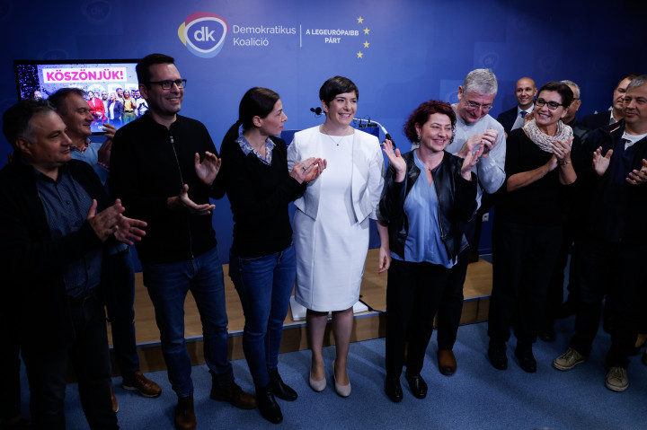 Dobrev Klára a Demokratikus Koalíció tagjaival az ellenzéki előválasztás eredményének bejelentésekor – Fotó: Ajpek Orsi / Telex