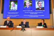 A minimálbér-emelés haszna és ok-okozati összefüggések értek idén Nobelt