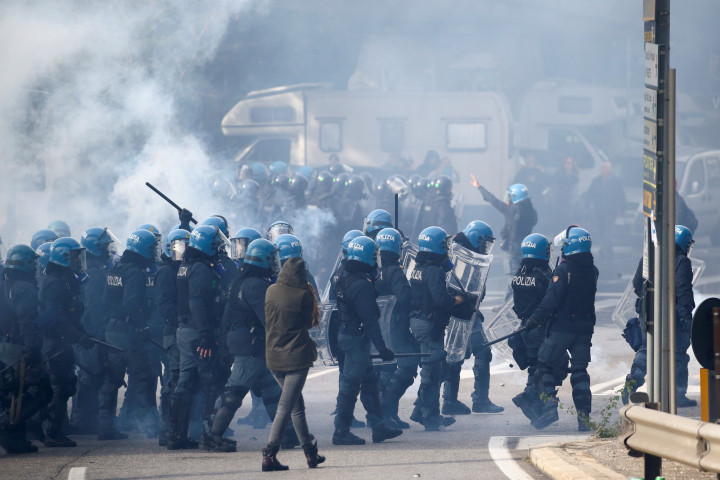 Olasz rohamrendőrök próbálják feloszlatni a kikötői dolgozók tiltakozását Triesztben 2021. október 18-án – Fotó: Borut Zivulovic / Reuters