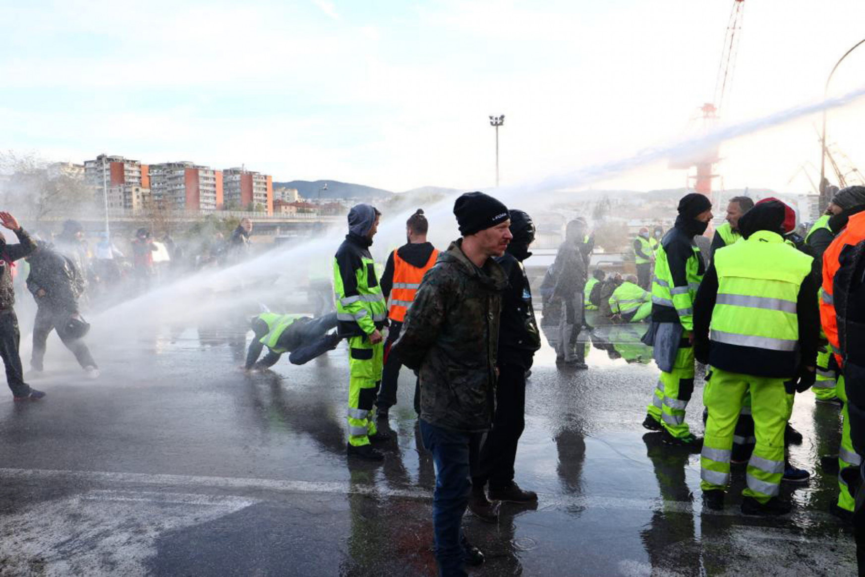 Könnygázzal és vízágyúval próbálják oszlatni a védettségi igazolás ellen tüntetőket a trieszti kikötőnél
