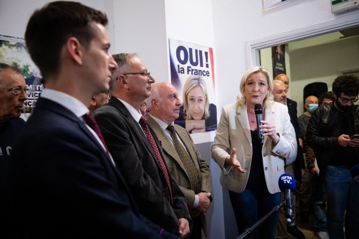 Marine Le Pen beszél a támogatóihoz pártja carpentrasi irodájában 2021. október 15-én – Fotó: Clement Mahoudeau / AFP