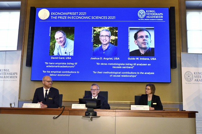 A bizottság képviselői bejelentik a 2021-es közgazdasági Nobel-emlékdíj nyerteseit, David Cardot, Joshua D. Angristet és Guido W. Imbenstet – Fotó: Claudio Bresciani / TT NEWS AGENCY / AFP