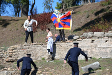 Tibeti zászlós tüntetők zavarták meg a pekingi téli olimpia lángjának meggyújtását