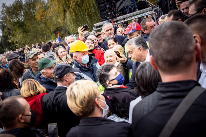 Ötezren nézték, ahogy Orbán Viktor lerakja a szerb elnökkel a Szabadka–Szeged-vasút alapkövét