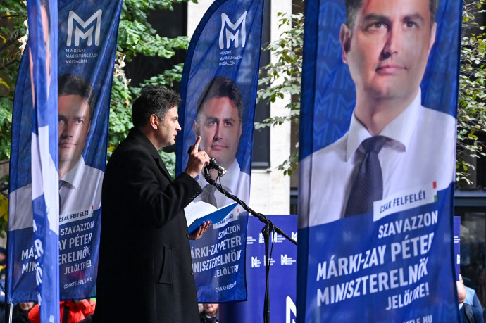 Márki-Zay Péter beszédet mond október 10-én a fővárosi Madách téren tartott kampányrendezvényén – Fotó: Kisbenedek Attila / AFP