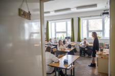 „A szívem szakad meg, de erre kényszerít a rendszer” – felemészti a tanárokat az elértéktelenedő fizetés