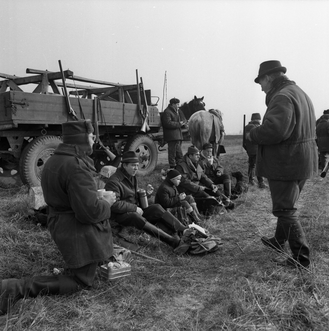 Ebédszünet az Egyetértés vadásztársaság fácánvadászatán 1972-ben – Fotó: Urbán Tamás / Fortepan