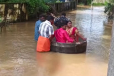 Kondérban hajózott el az esküvőjére egy fiatal indiai pár, miután a környéküket elöntötte az árvíz