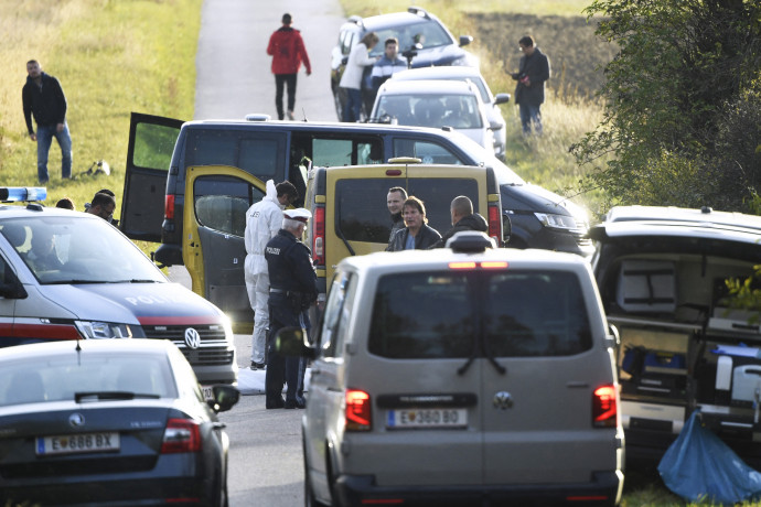 Embervadászat az osztrák–magyar határnál: keresnek egy sofőrt, akinek a kisbuszában két halott migráns volt