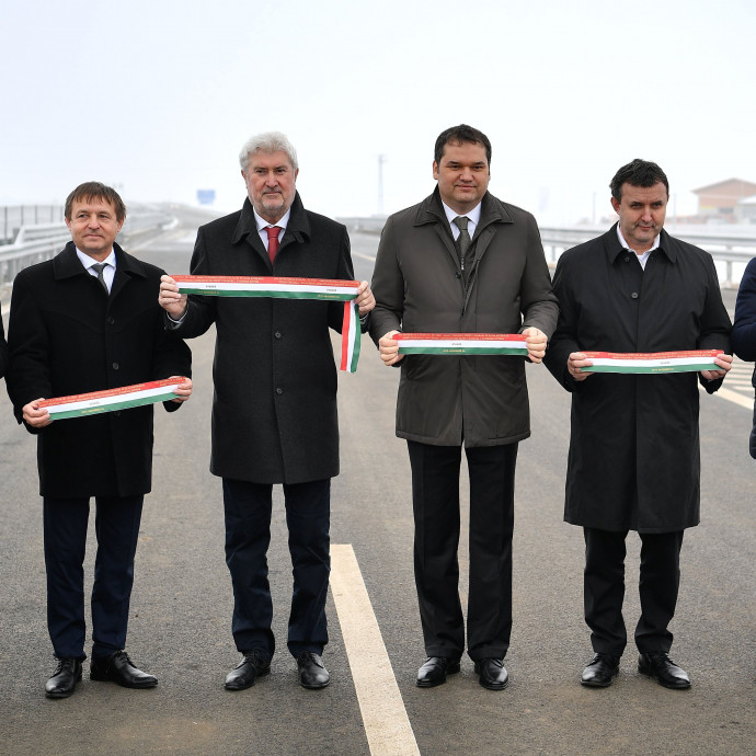 Idehaza extraprofitot, külföldön csak veszteséget termel a kormány kedvenc útépítő cége