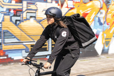 Közelít Magyarországhoz, Bécsben is nyit a futárcég, amely tíz perc alatt kiszállít mindent