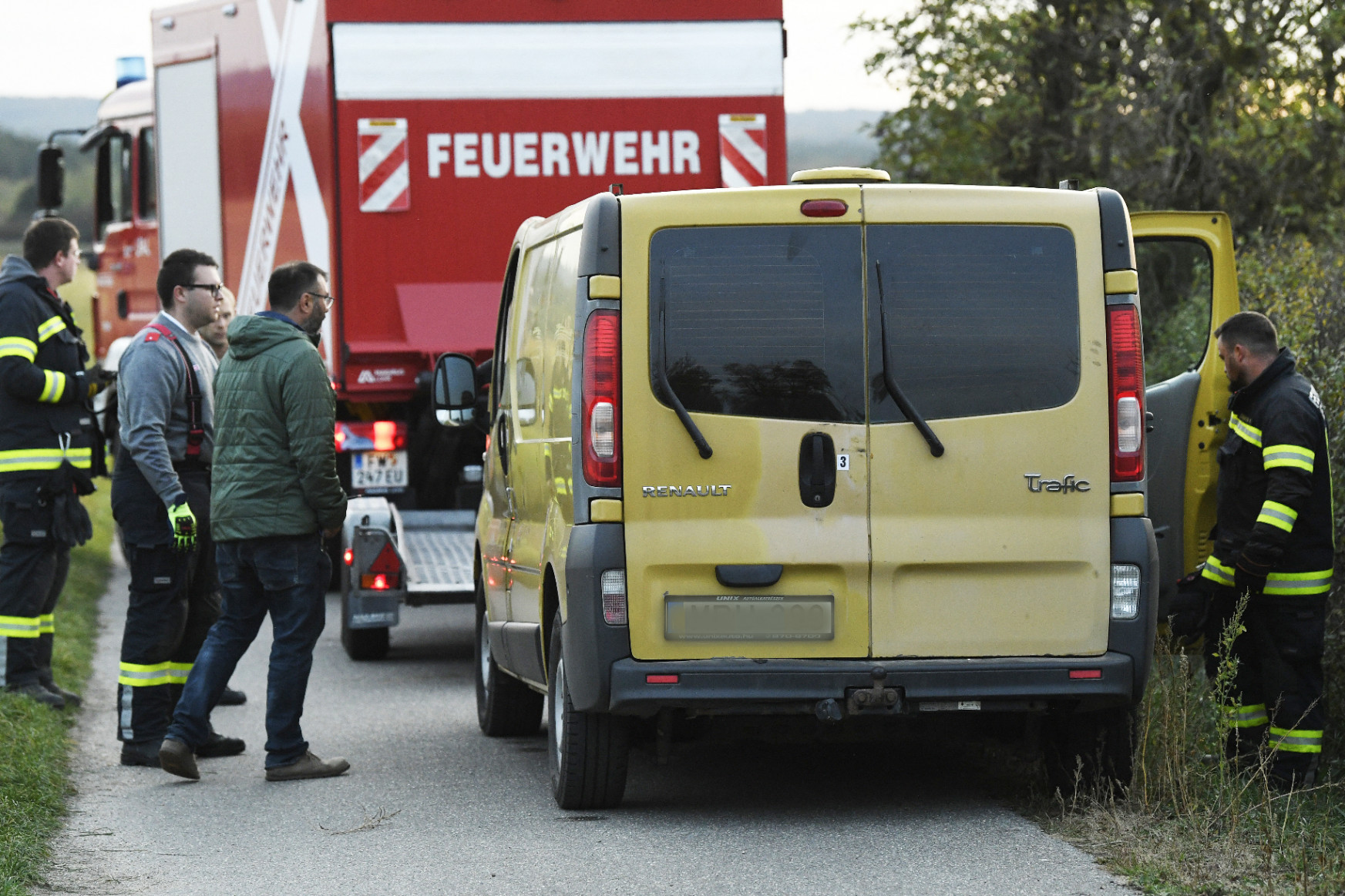 Magyar rendszámú az a kisteherautó, amiben két halott embert találtak az összezsúfolt migránsok között osztrák katonák Siegendorfnál