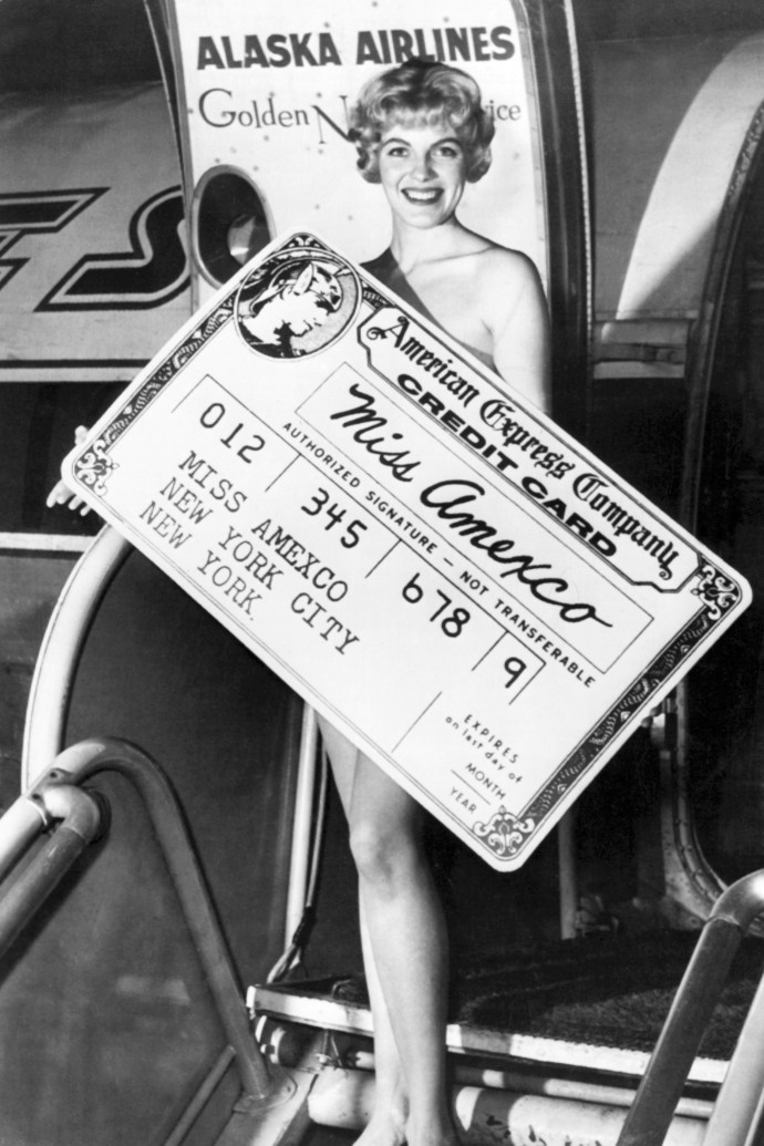 A Miss Amexco névre keresztelt Lynn Weston reklámozza az American Express új hitelkártyáját Seattle-ben 1960. január 13-án – Fotó: Underwood Archives / Getty Images
